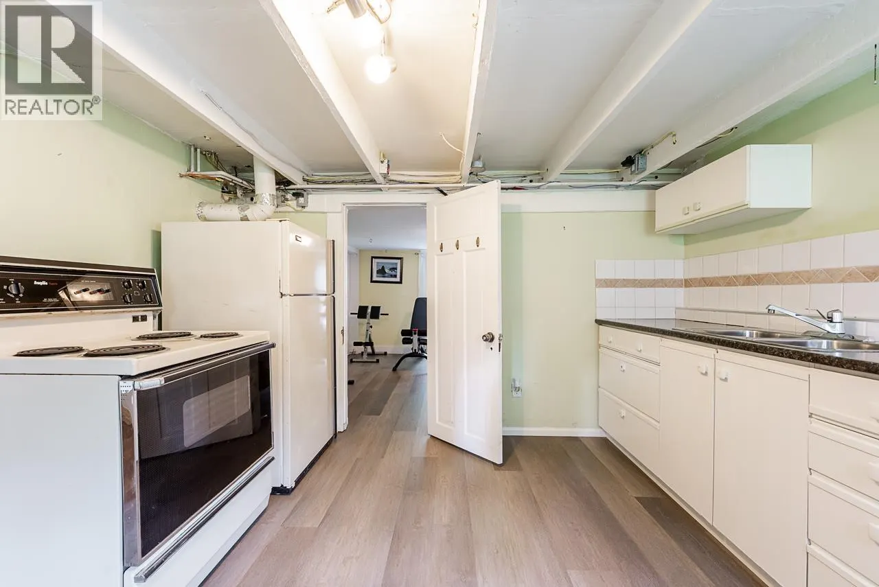 264 W QUEENS ROAD