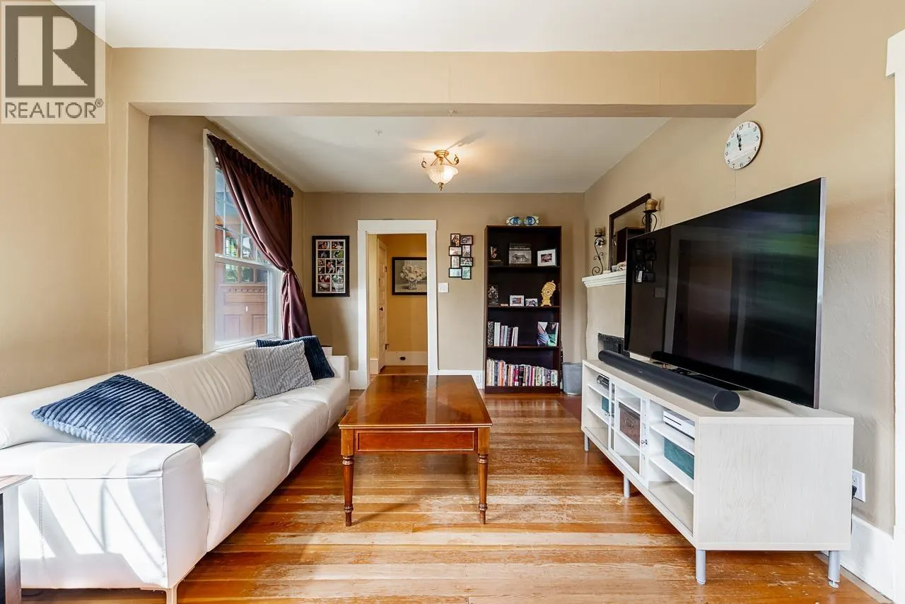 264 W QUEENS ROAD