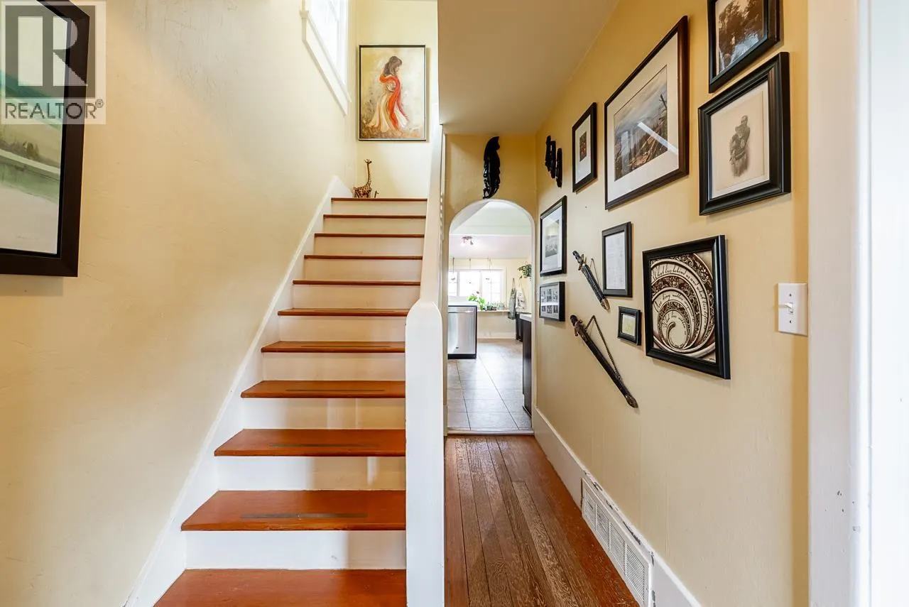 264 W QUEENS ROAD