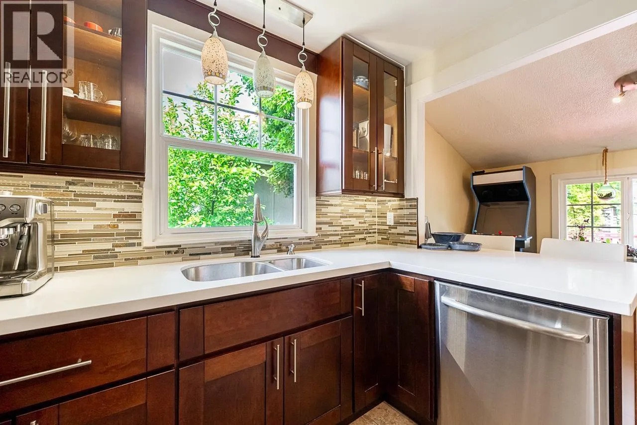 264 W QUEENS ROAD