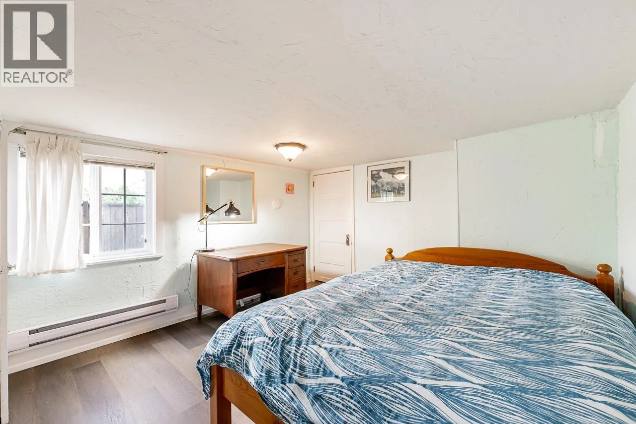 264 W QUEENS ROAD