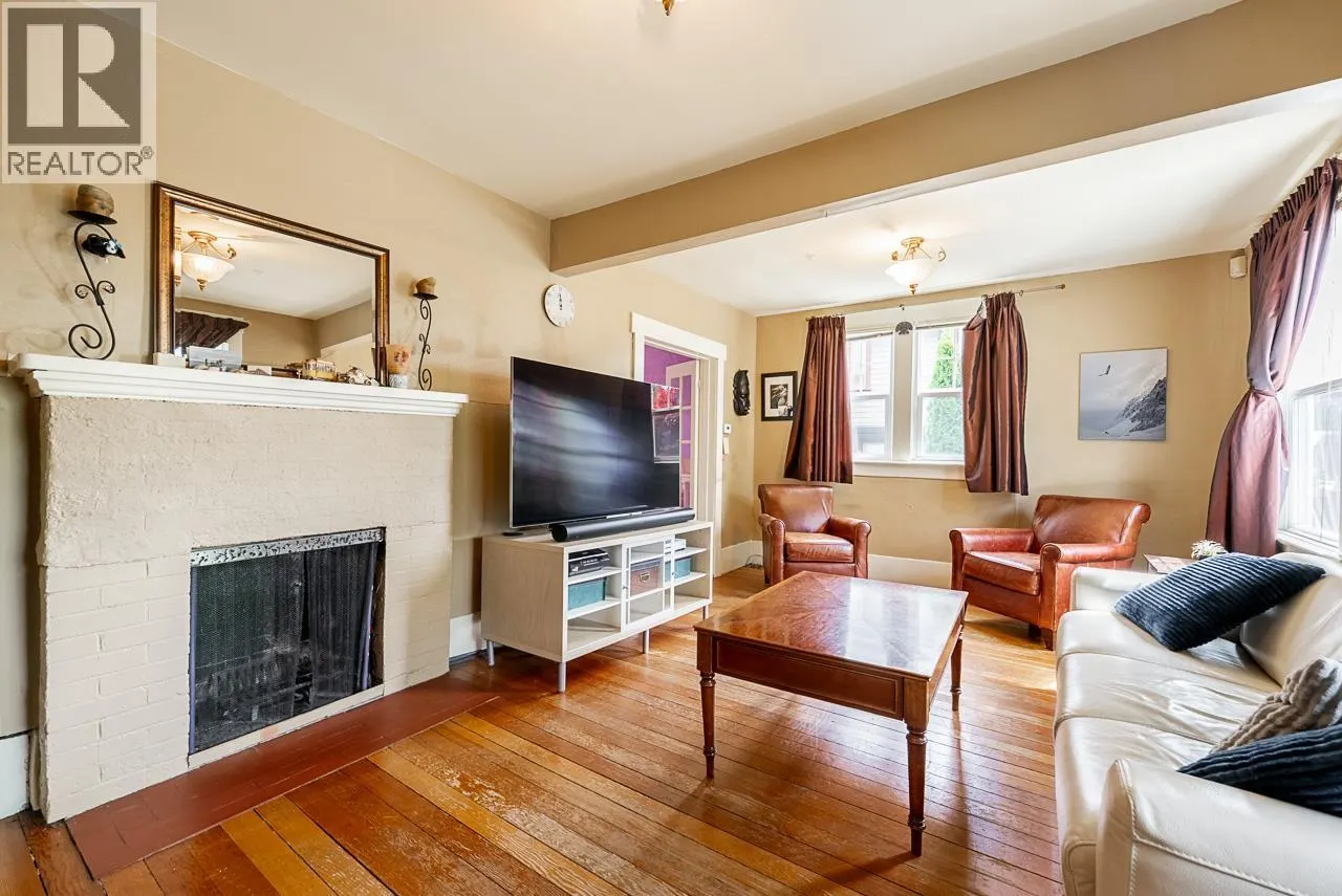 264 W QUEENS ROAD