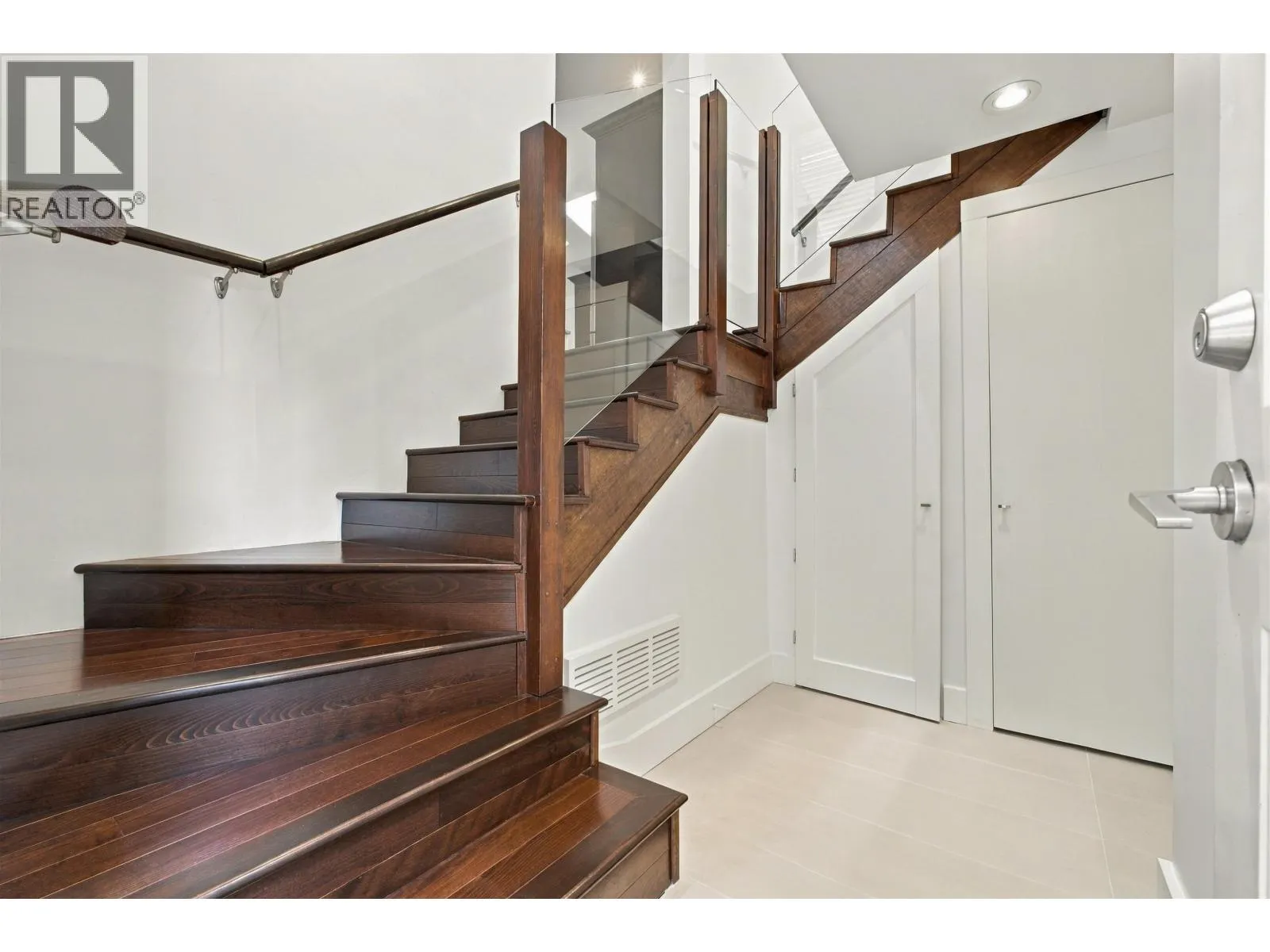 1153 WELLINGTON DRIVE