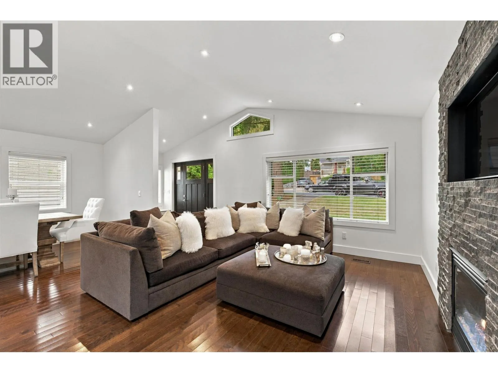 1153 WELLINGTON DRIVE