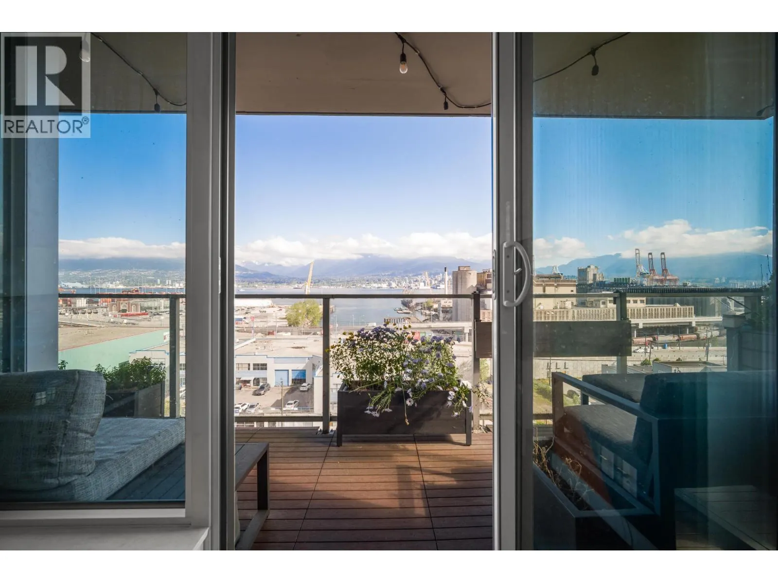 909 955 E HASTINGS STREET