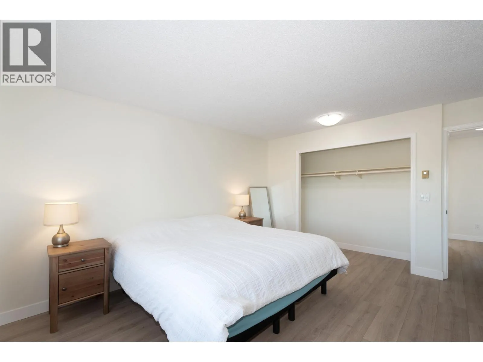138 1140 CASTLE CRESCENT