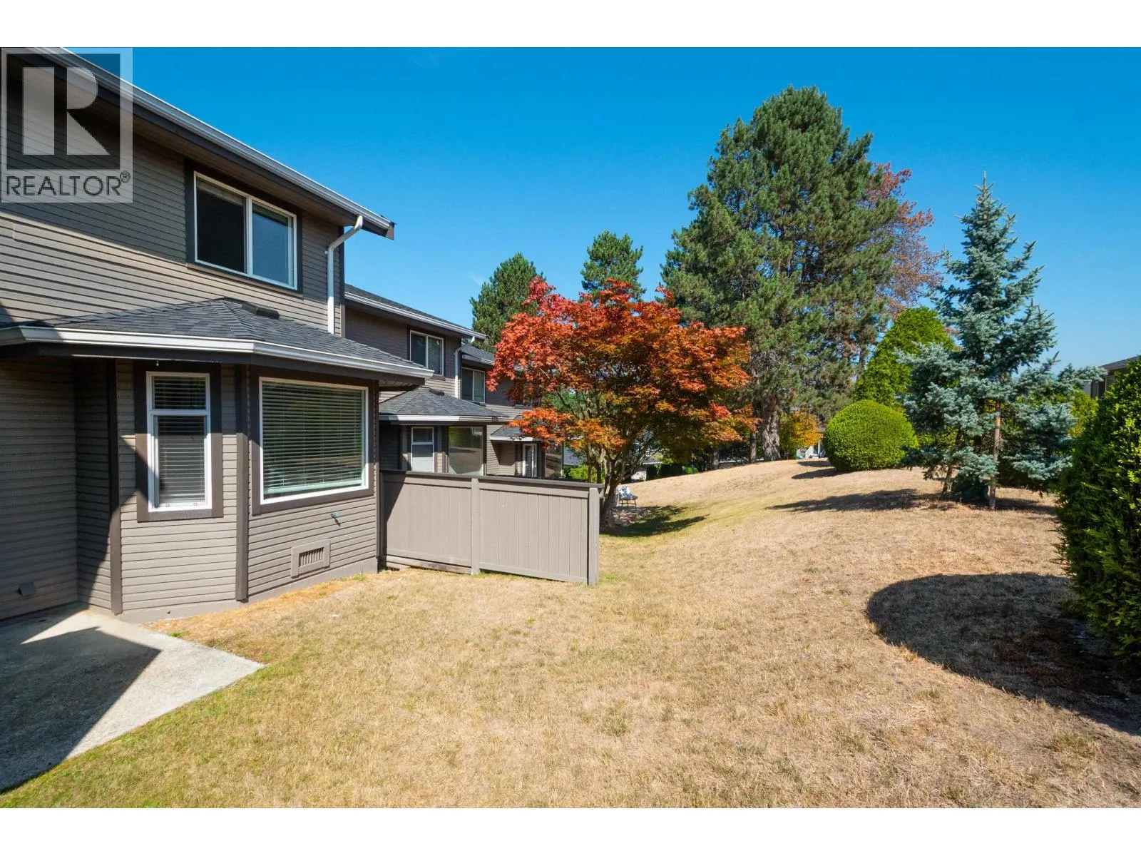 138 1140 CASTLE CRESCENT