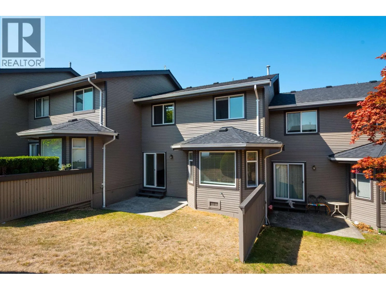 138 1140 CASTLE CRESCENT