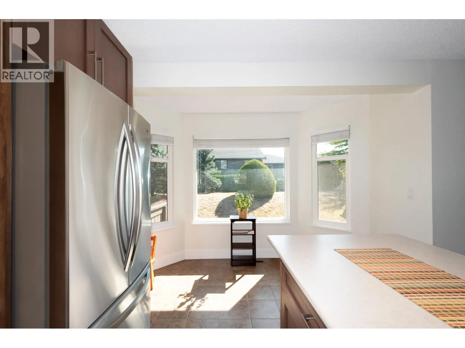 138 1140 CASTLE CRESCENT