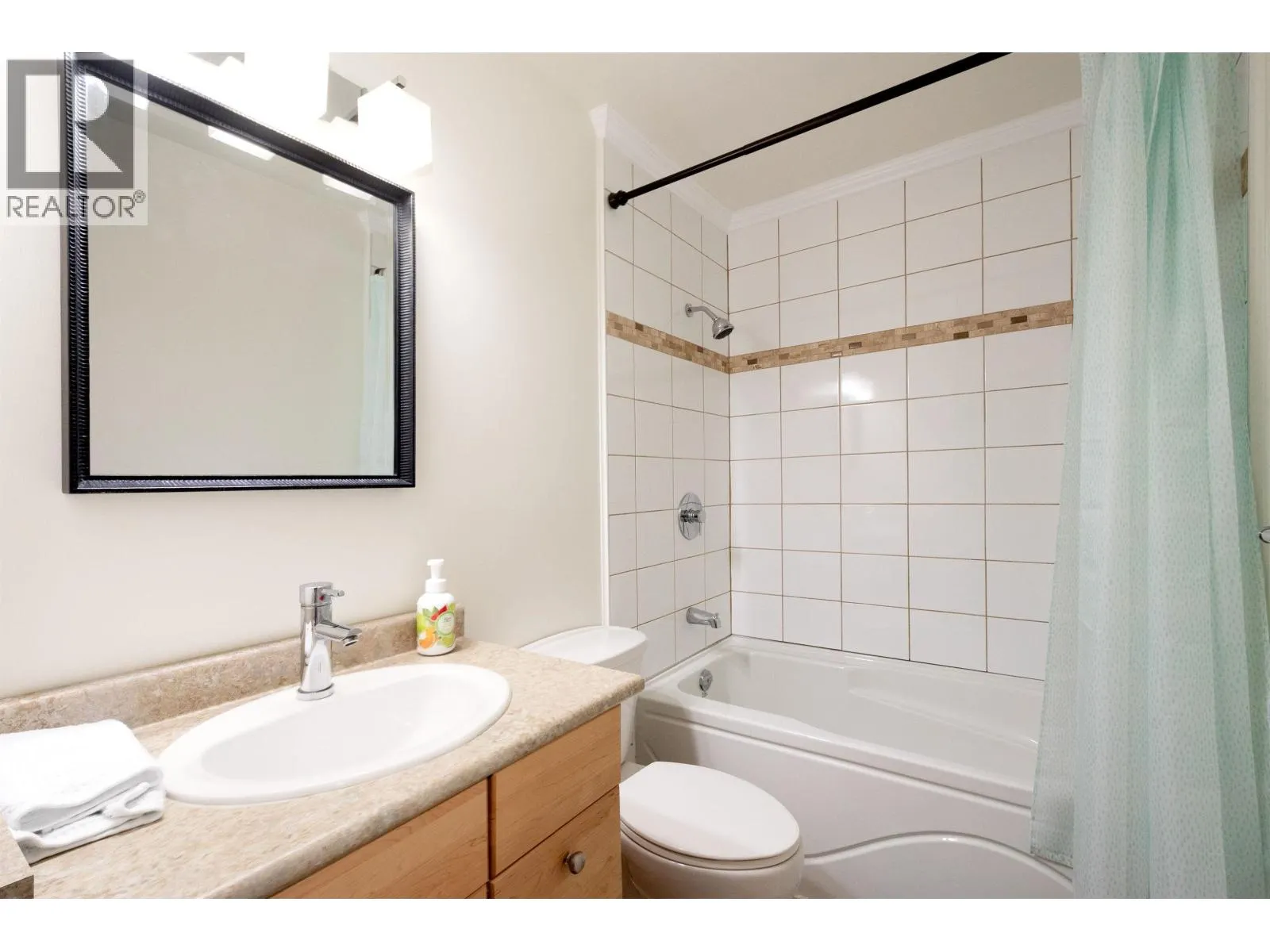 138 1140 CASTLE CRESCENT