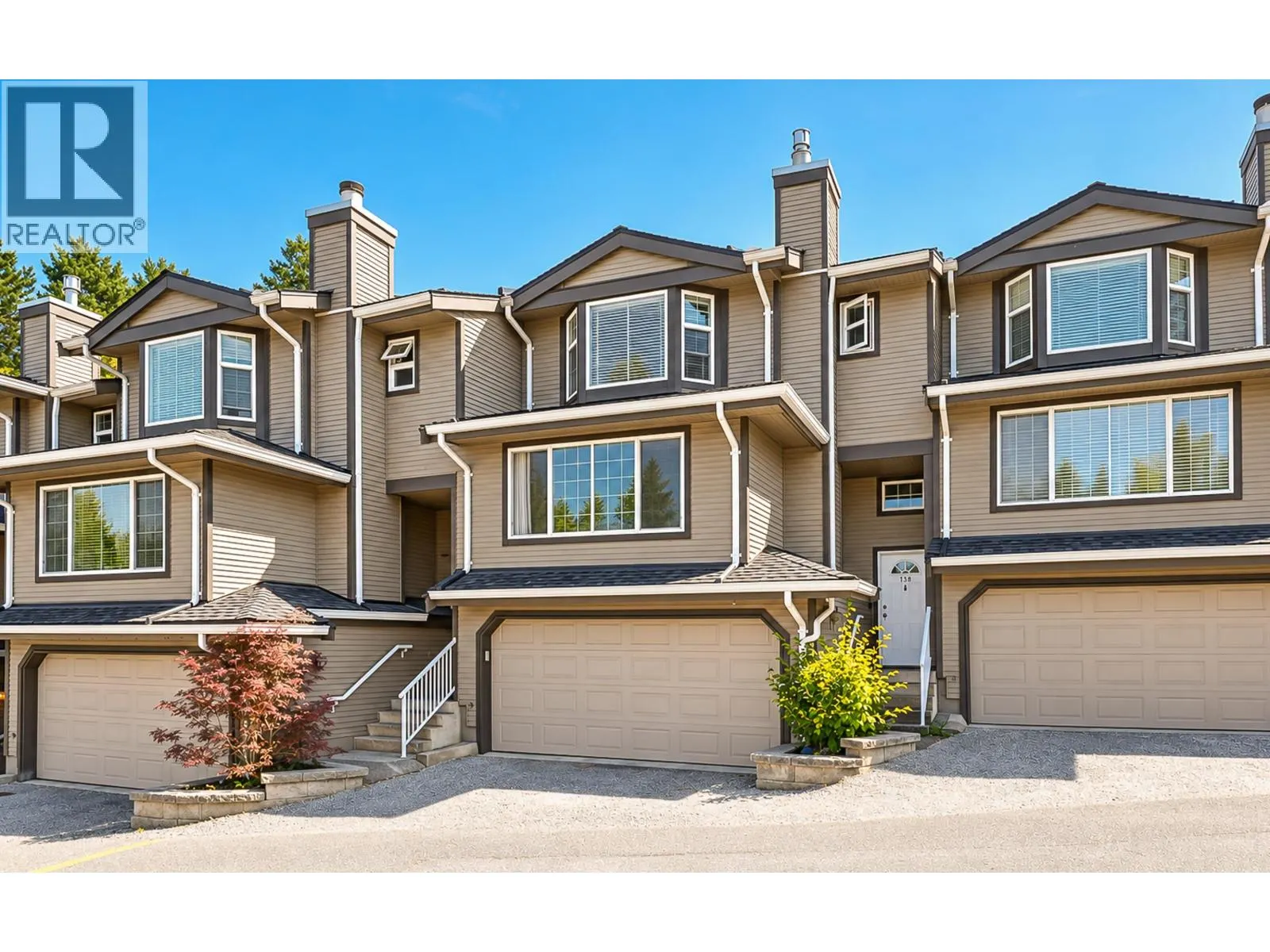 138 1140 CASTLE CRESCENT