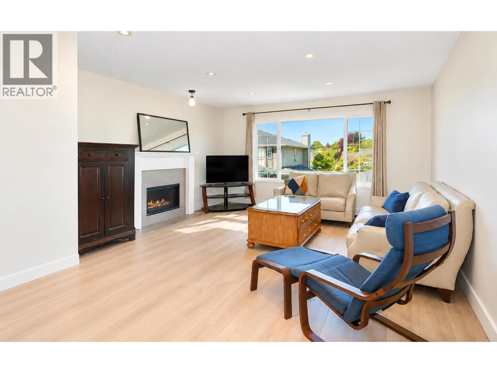 138 1140 CASTLE CRESCENT