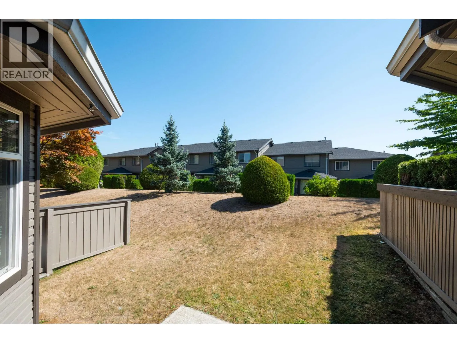 138 1140 CASTLE CRESCENT