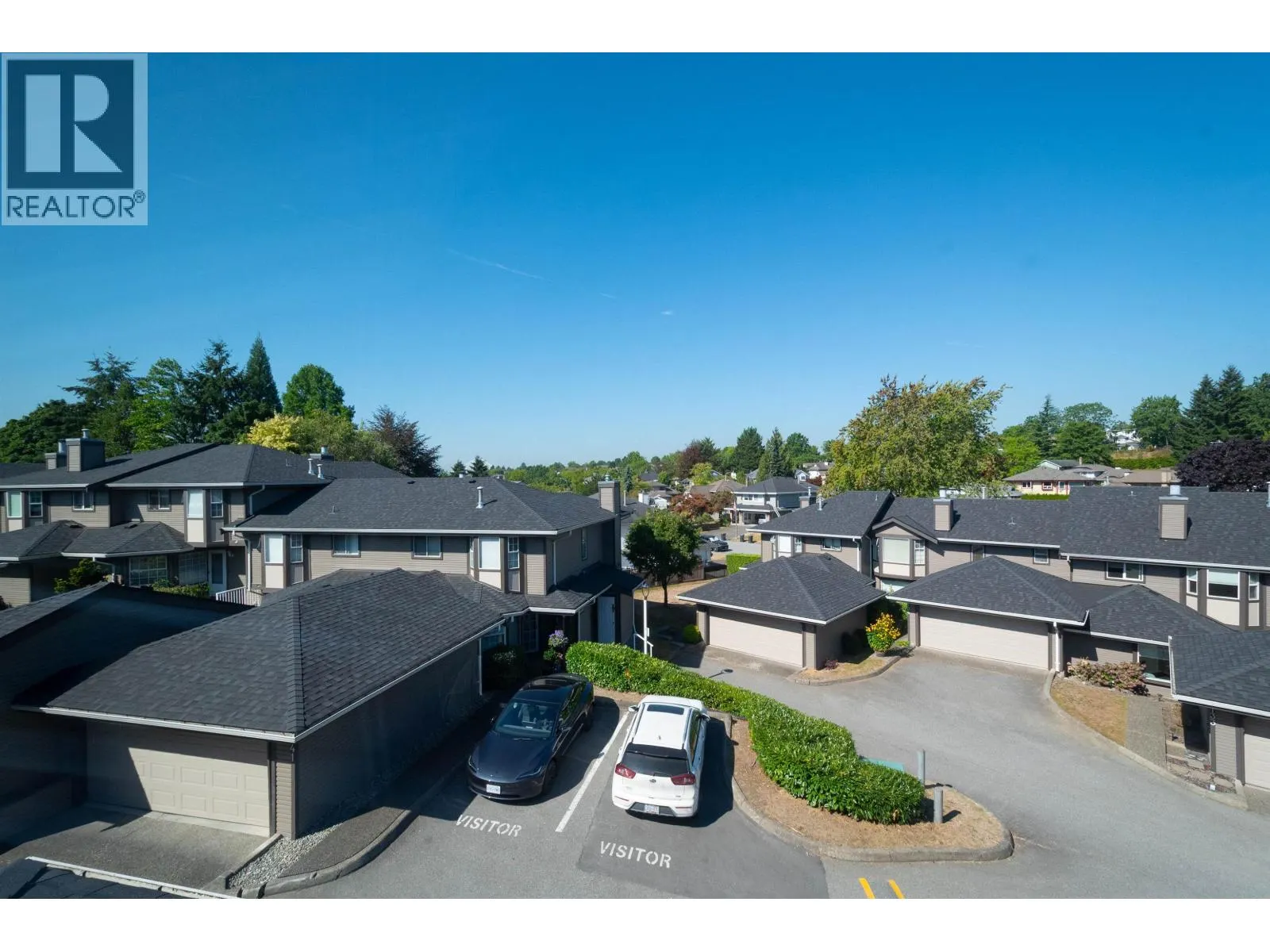 138 1140 CASTLE CRESCENT