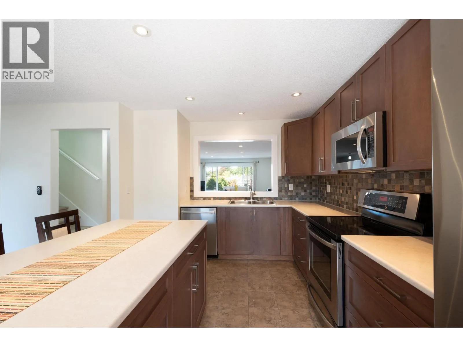 138 1140 CASTLE CRESCENT