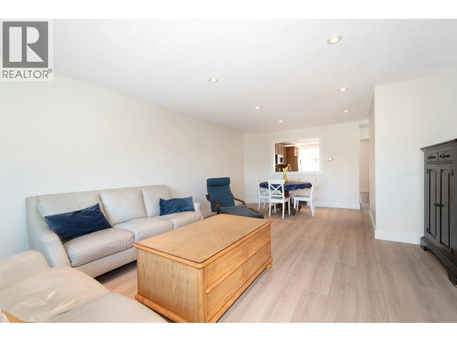 138 1140 CASTLE CRESCENT