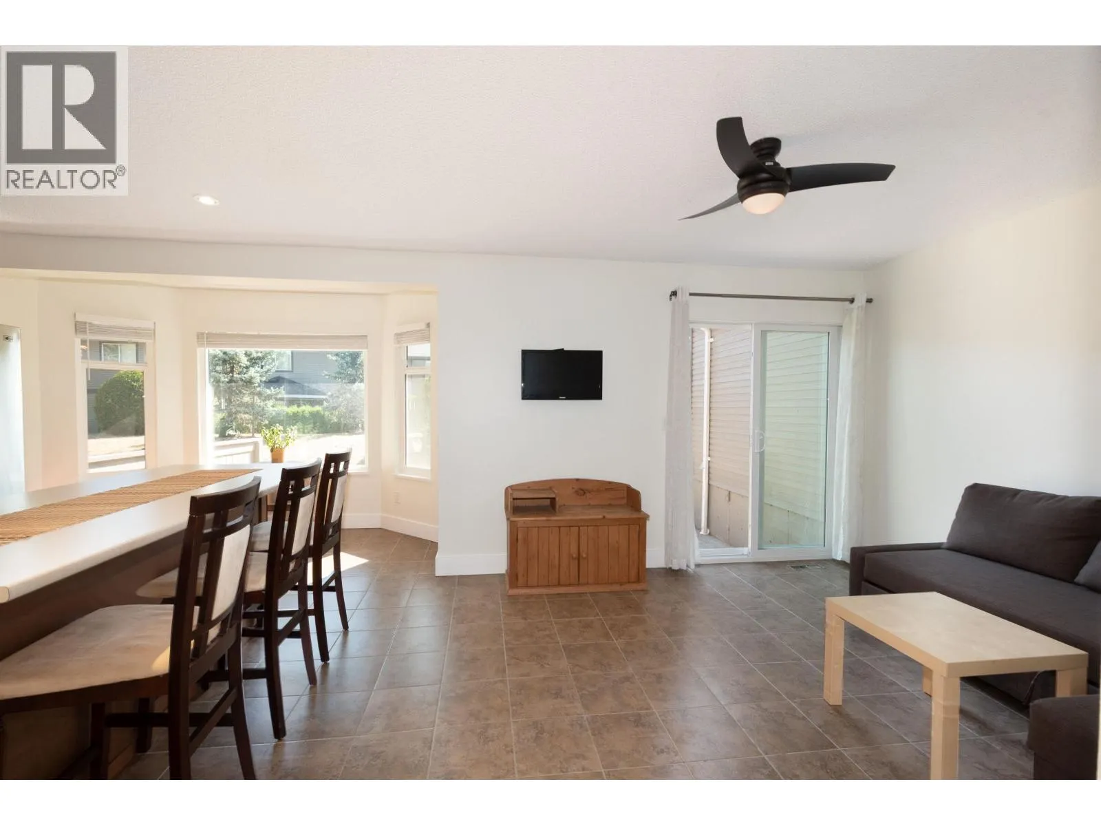 138 1140 CASTLE CRESCENT