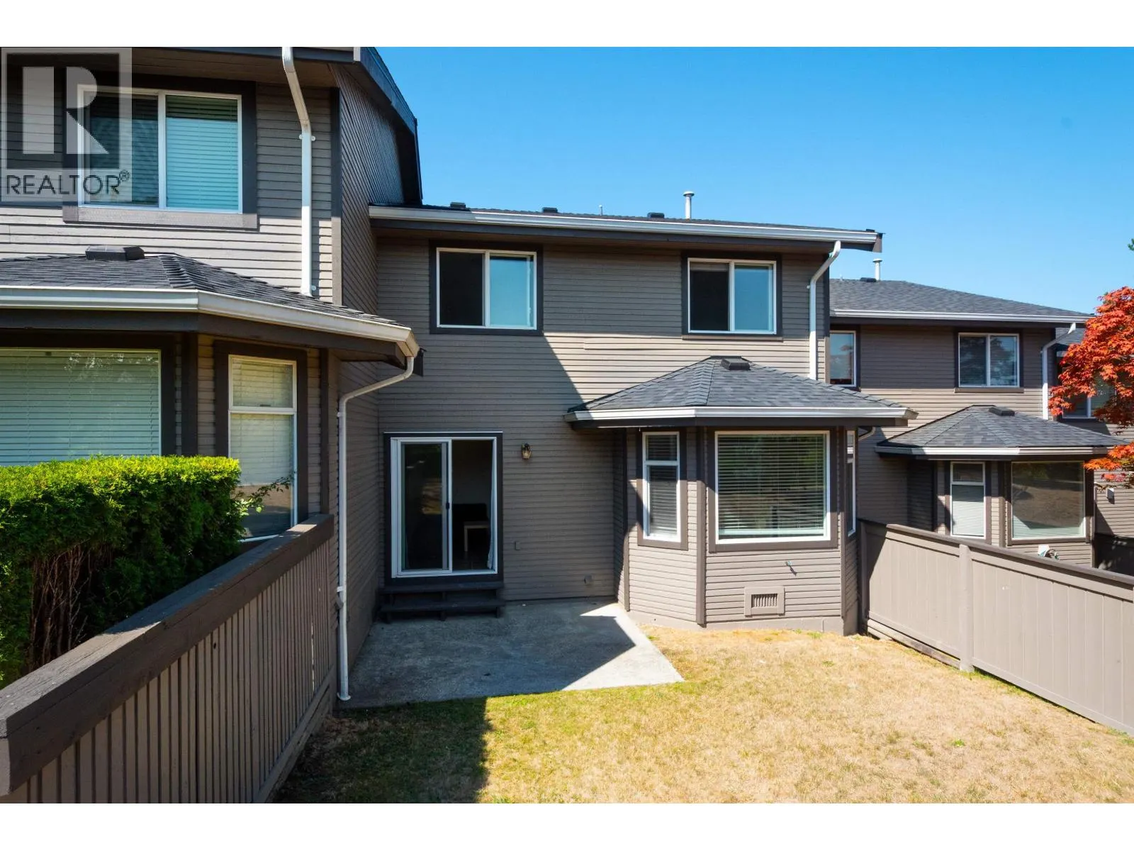 138 1140 CASTLE CRESCENT