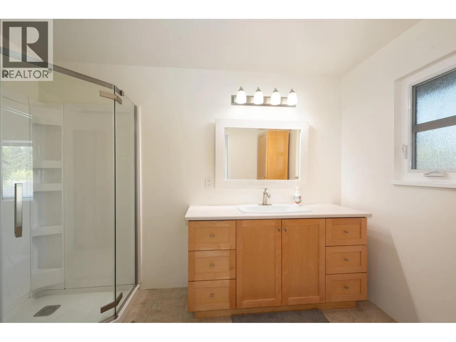 138 1140 CASTLE CRESCENT