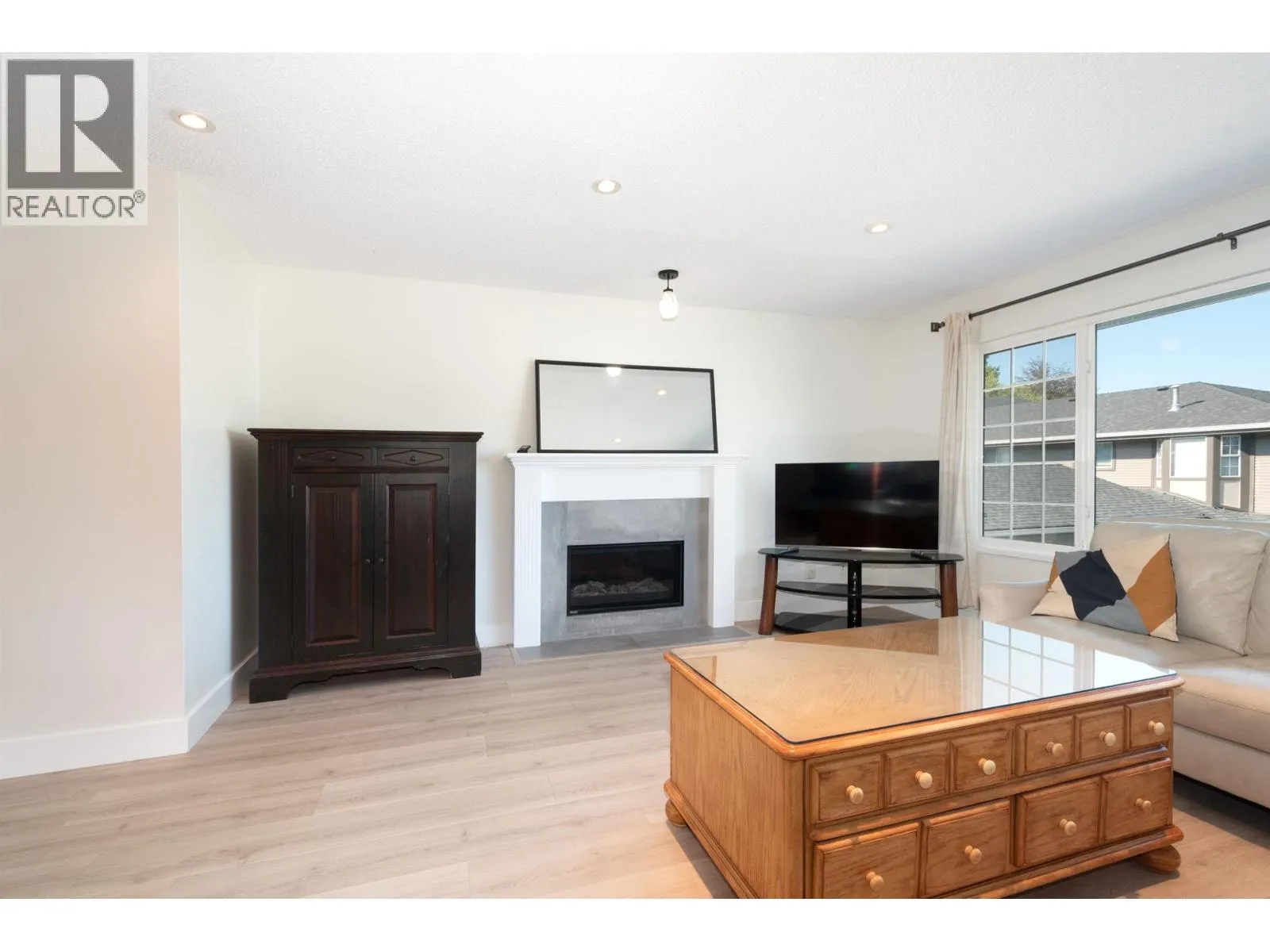 138 1140 CASTLE CRESCENT