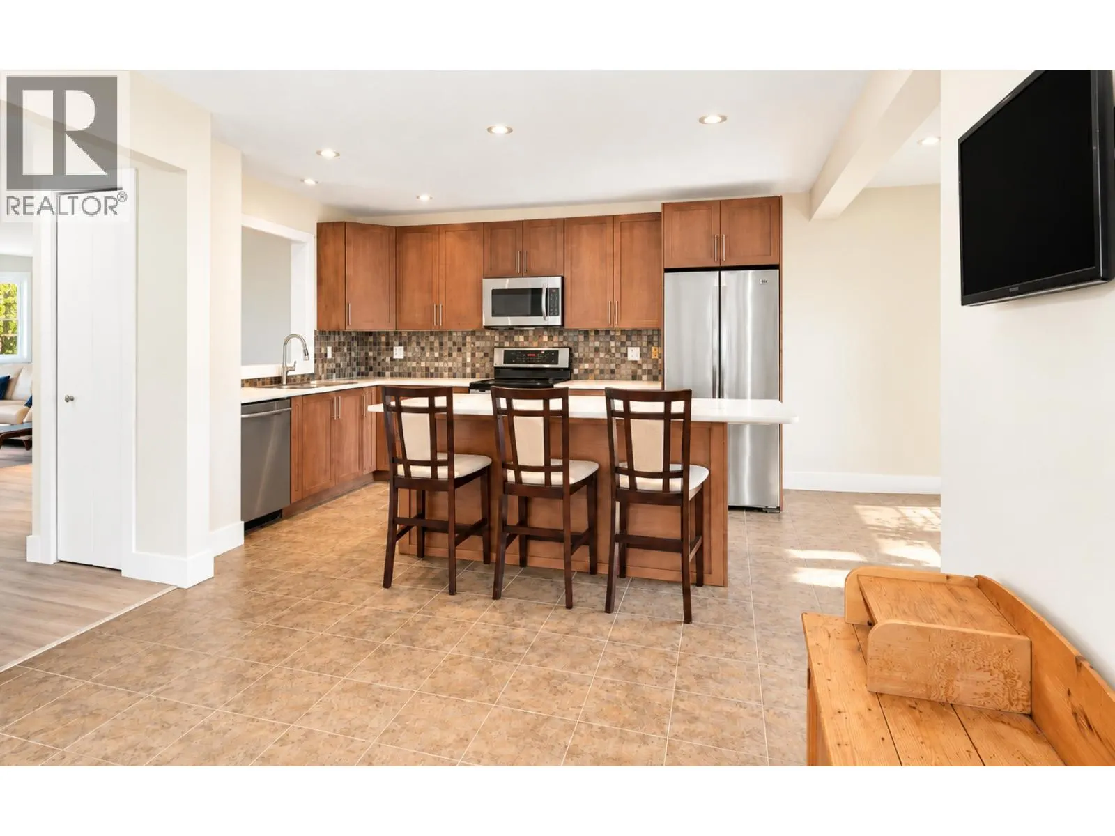 138 1140 CASTLE CRESCENT
