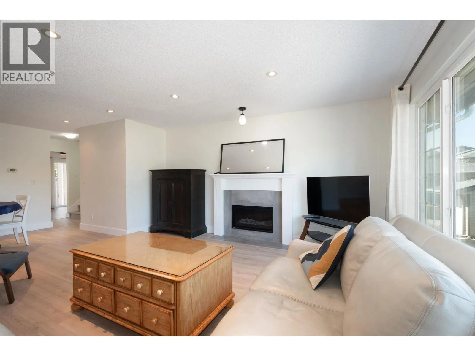 138 1140 CASTLE CRESCENT