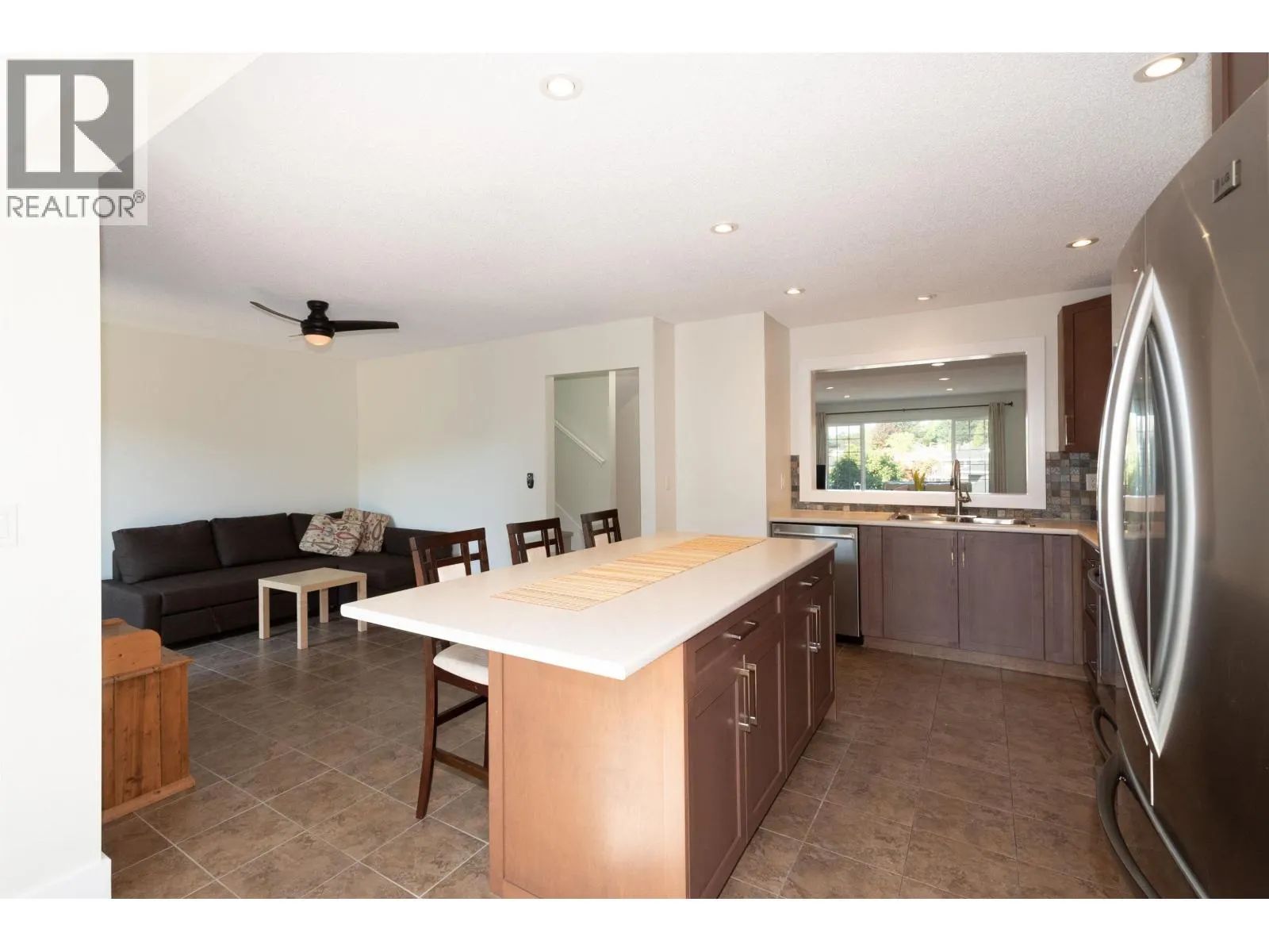 138 1140 CASTLE CRESCENT