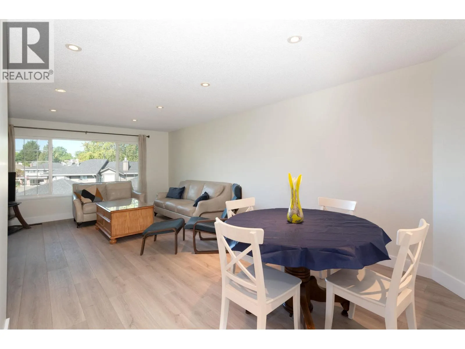 138 1140 CASTLE CRESCENT