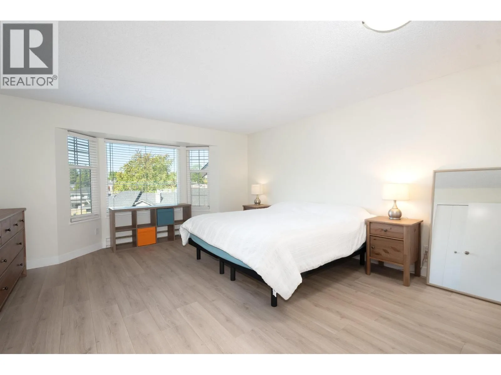 138 1140 CASTLE CRESCENT