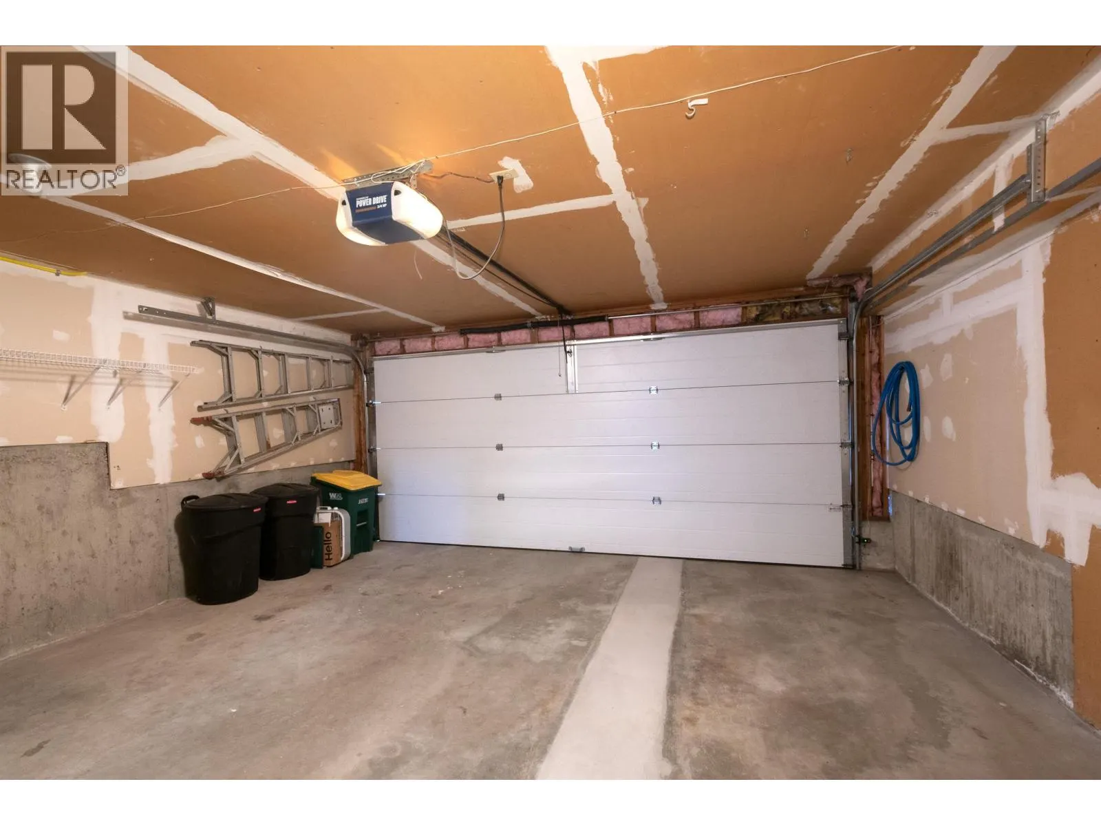 138 1140 CASTLE CRESCENT