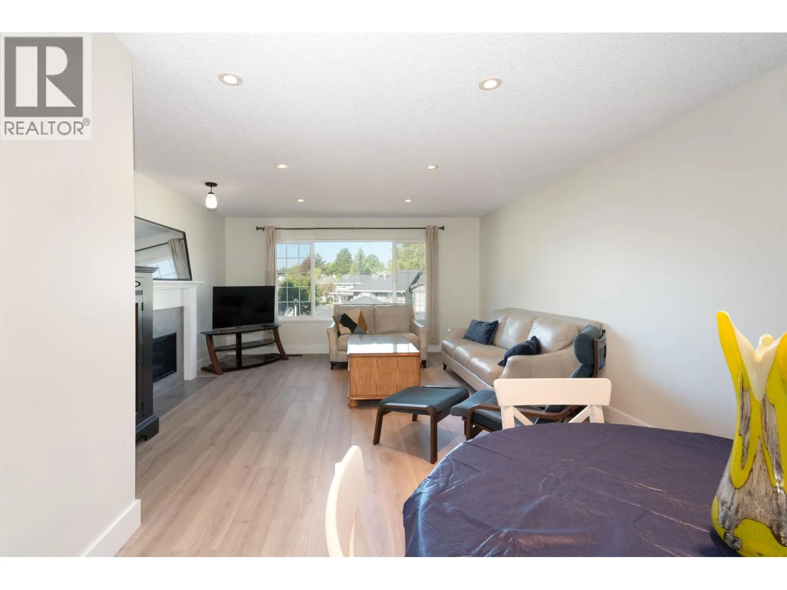 138 1140 CASTLE CRESCENT