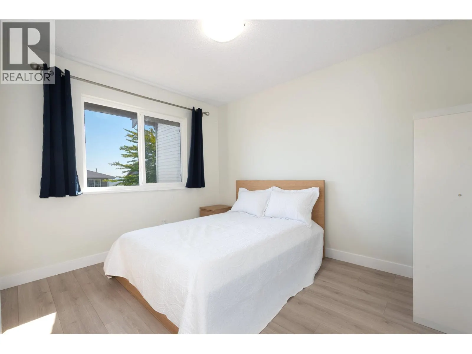 138 1140 CASTLE CRESCENT