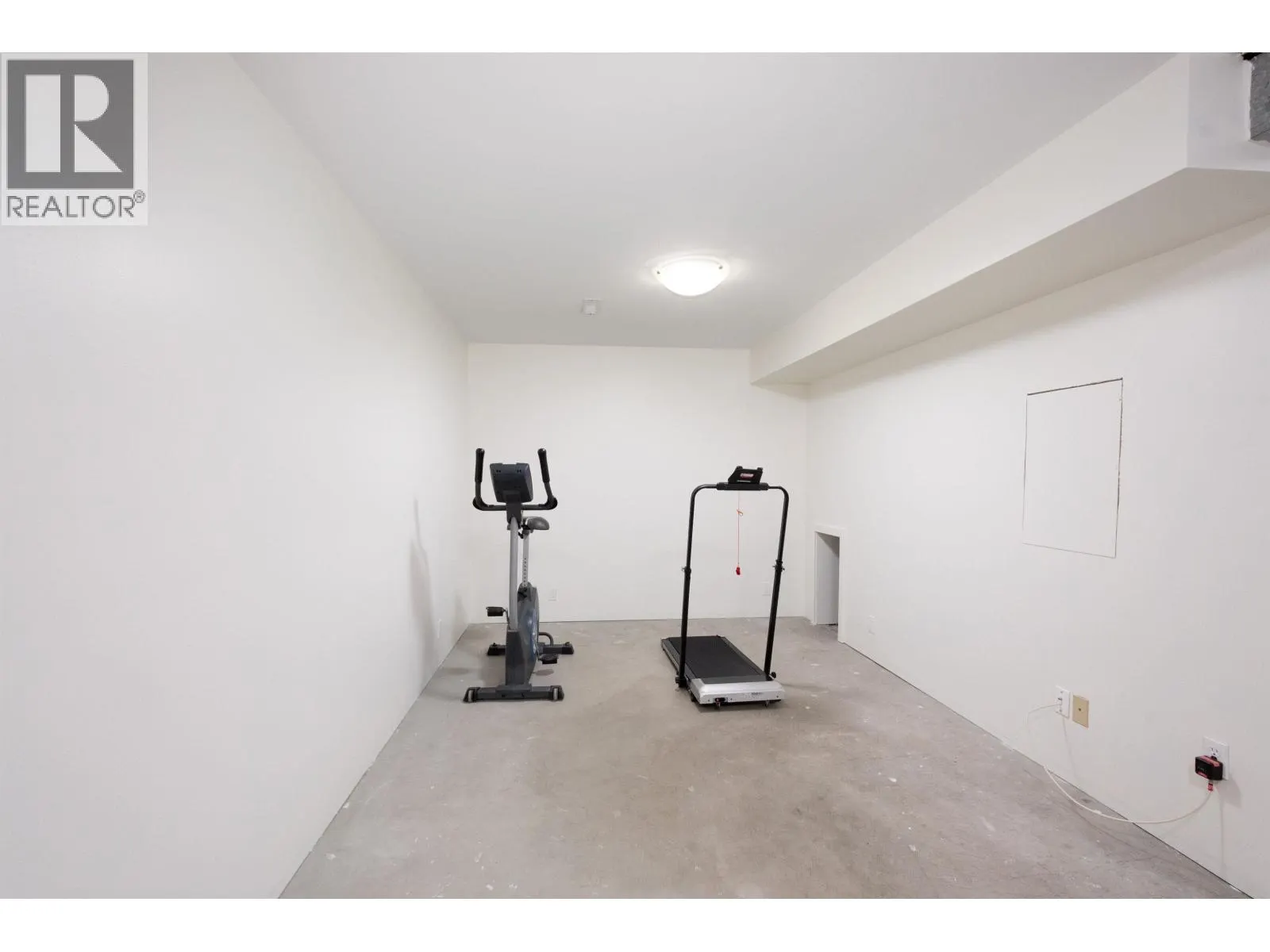 138 1140 CASTLE CRESCENT