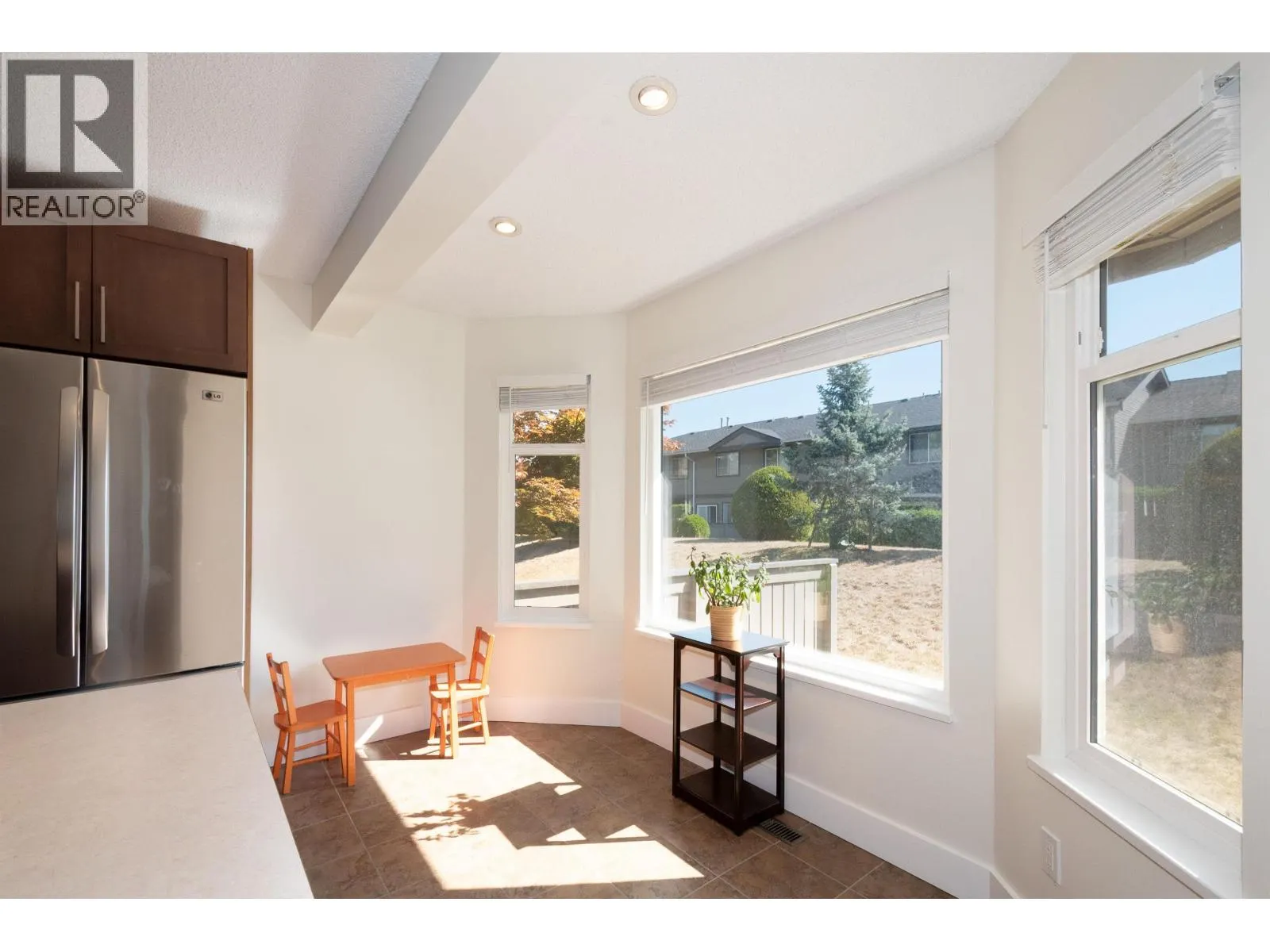 138 1140 CASTLE CRESCENT