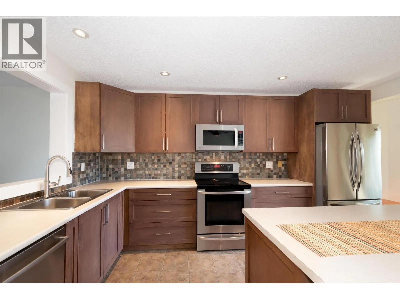 138 1140 CASTLE CRESCENT