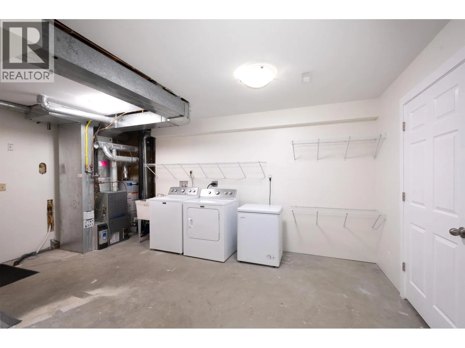 138 1140 CASTLE CRESCENT