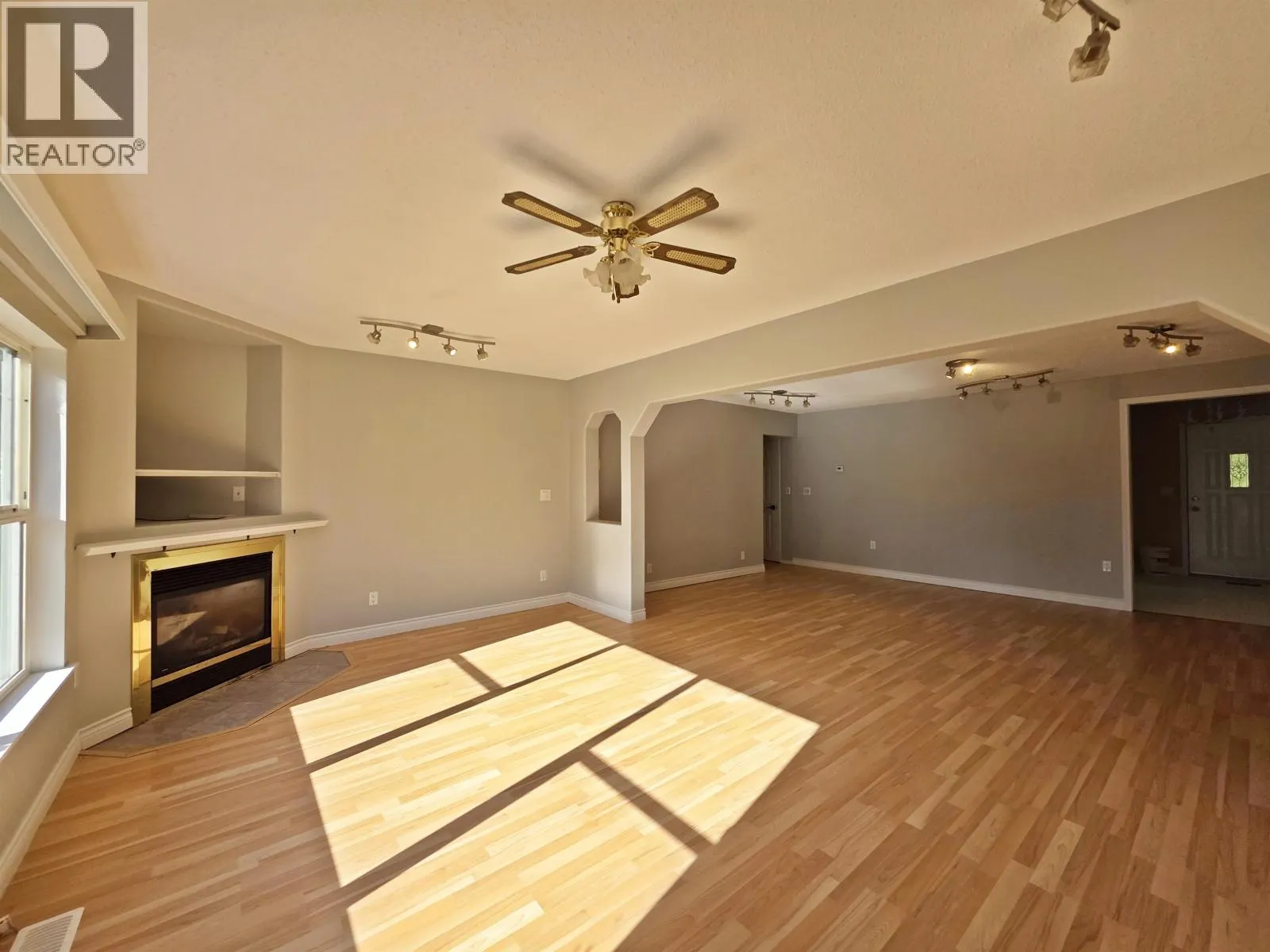 1042 MAPLE DRIVE