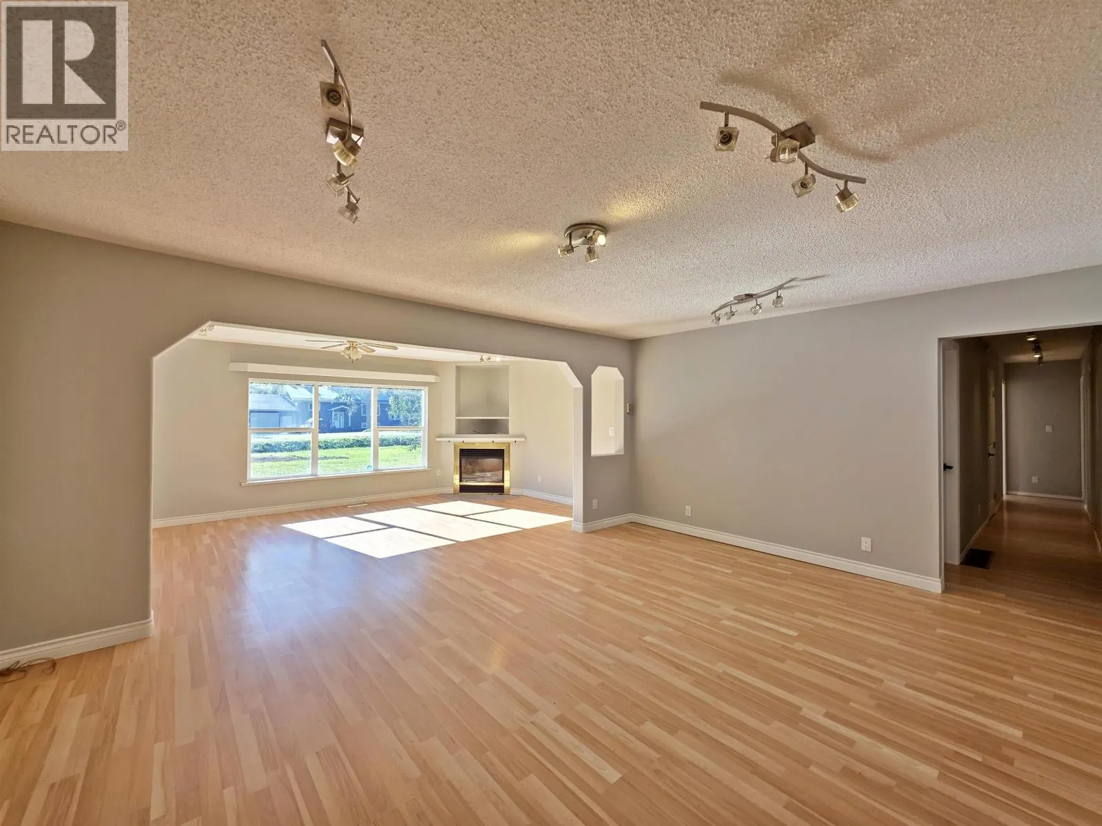 1042 MAPLE DRIVE
