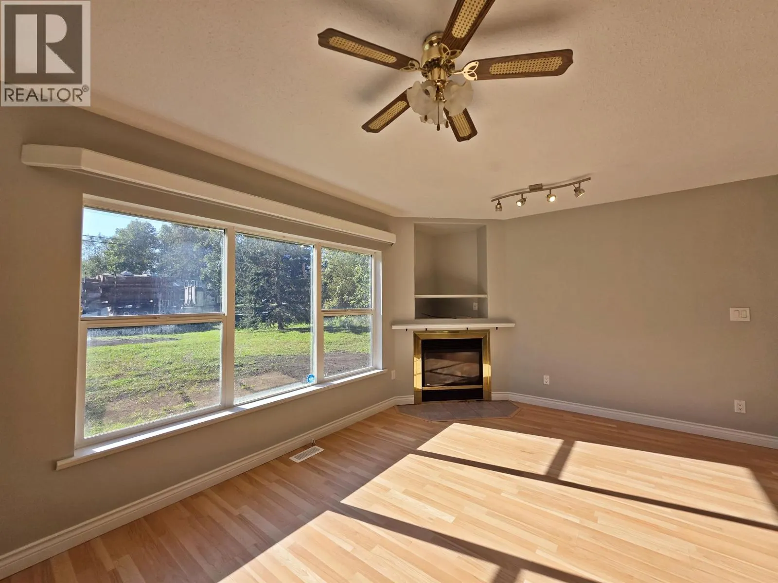 1042 MAPLE DRIVE