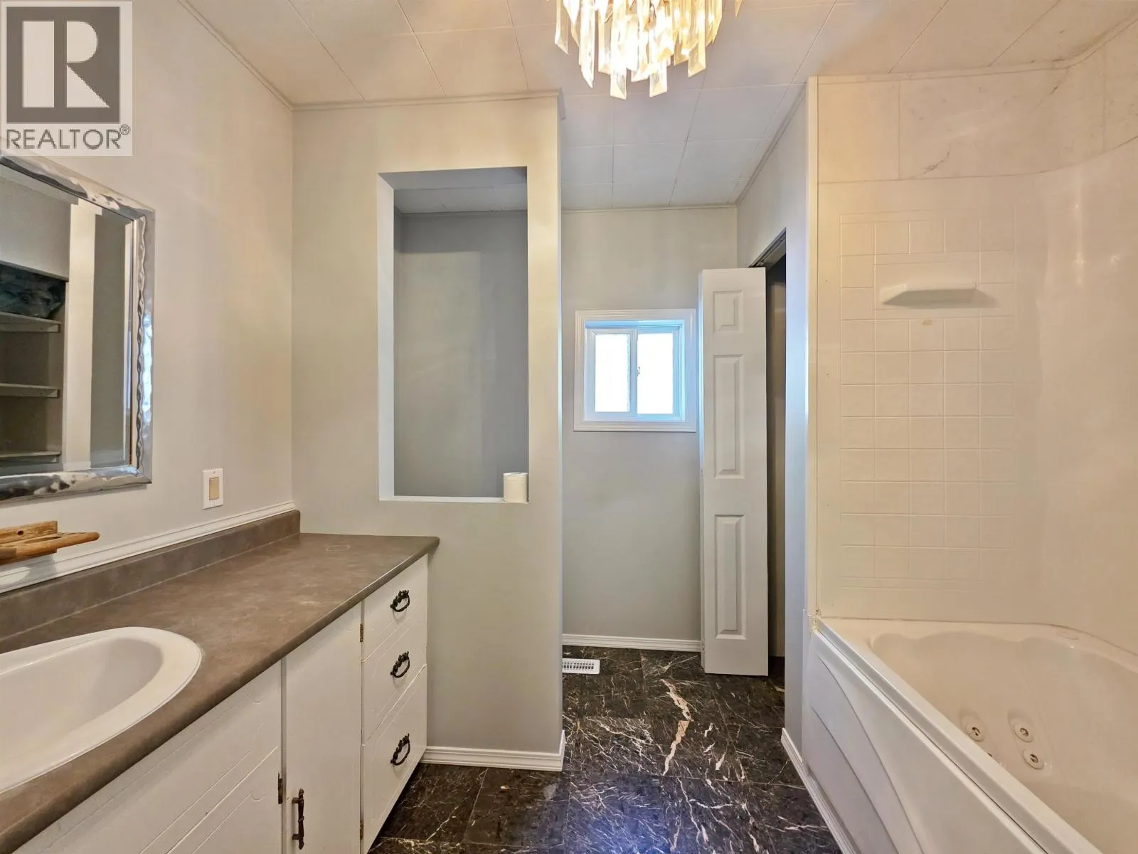 1042 MAPLE DRIVE