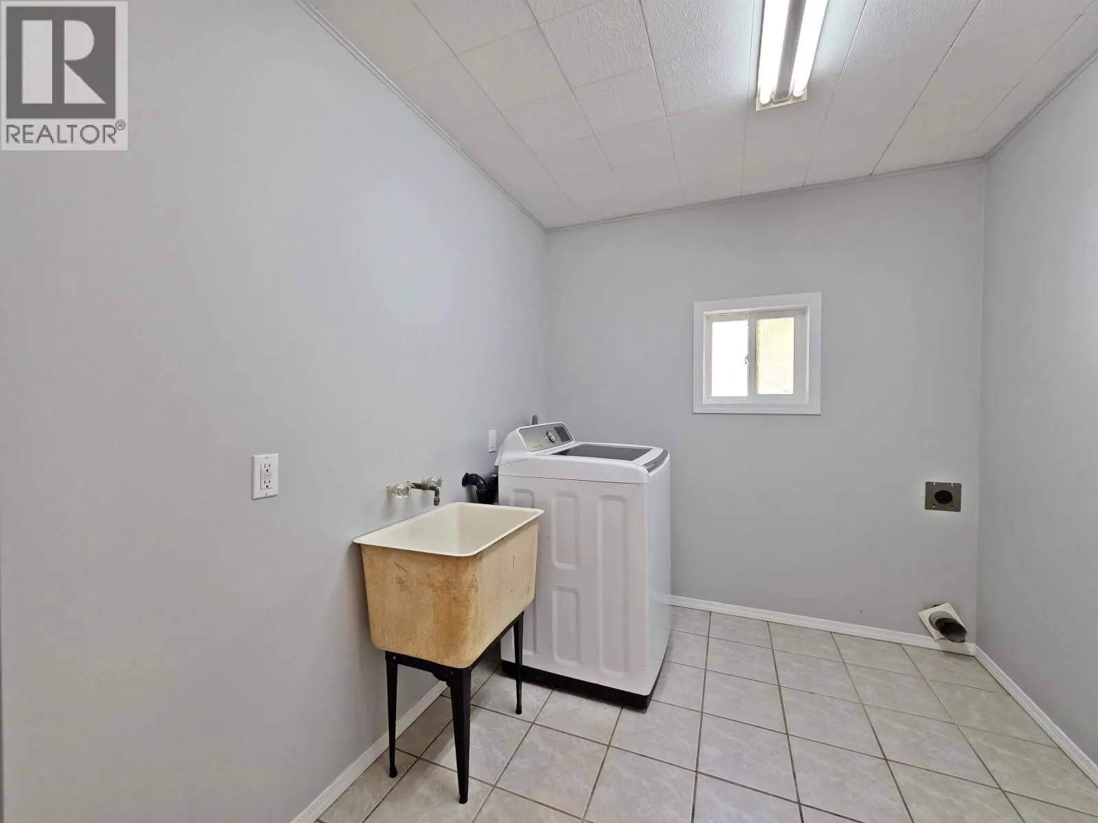 1042 MAPLE DRIVE