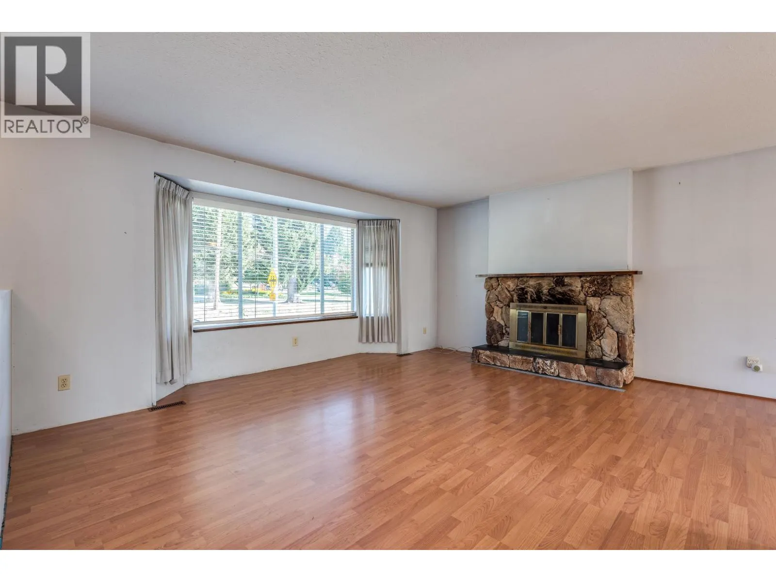 1260 VICTORIA DRIVE