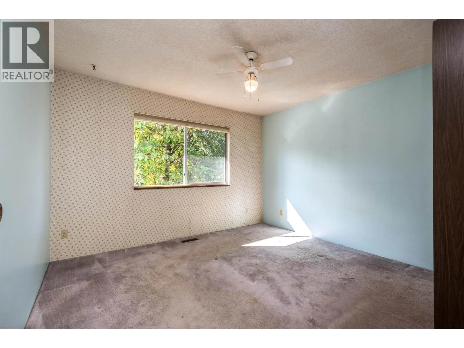 1260 VICTORIA DRIVE