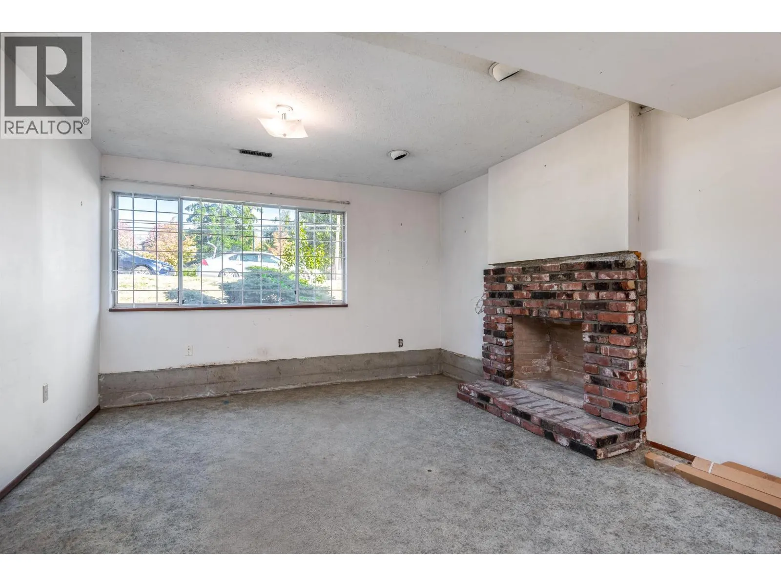 1260 VICTORIA DRIVE