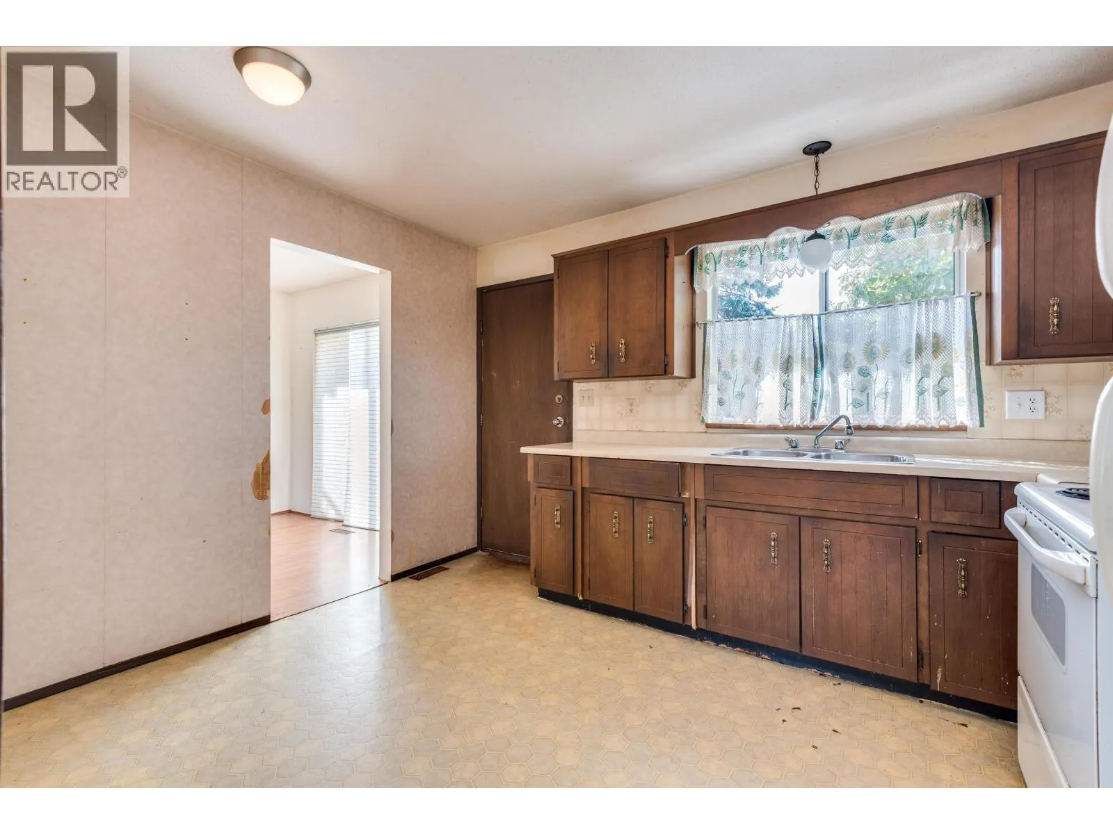 1260 VICTORIA DRIVE