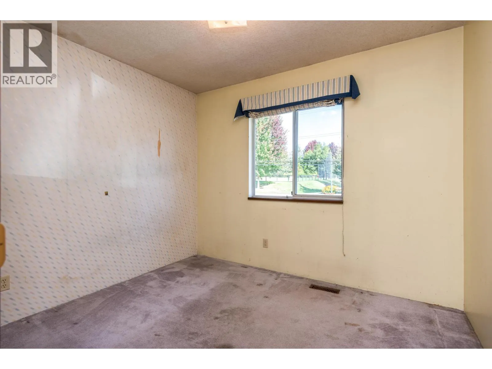 1260 VICTORIA DRIVE