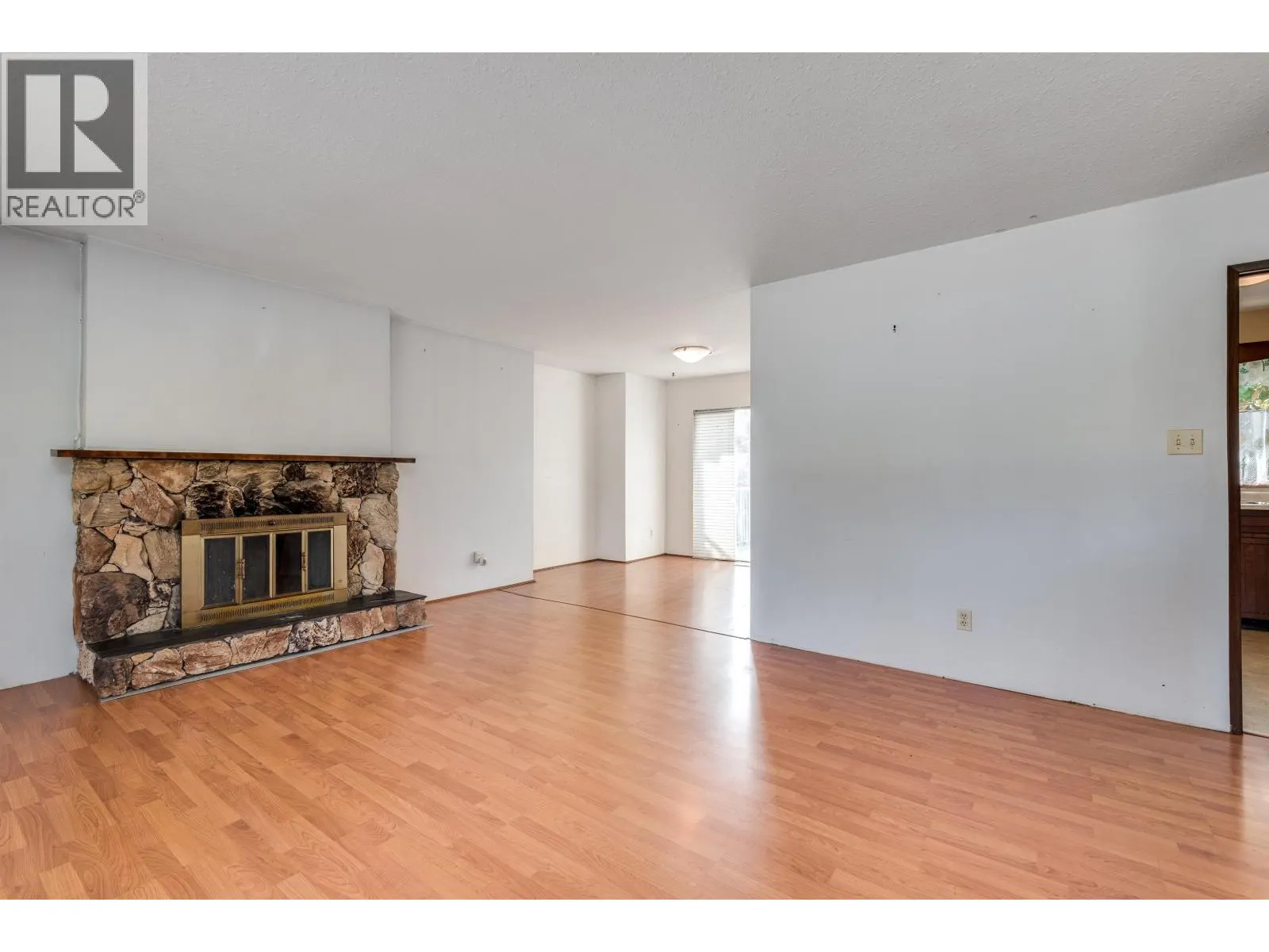 1260 VICTORIA DRIVE