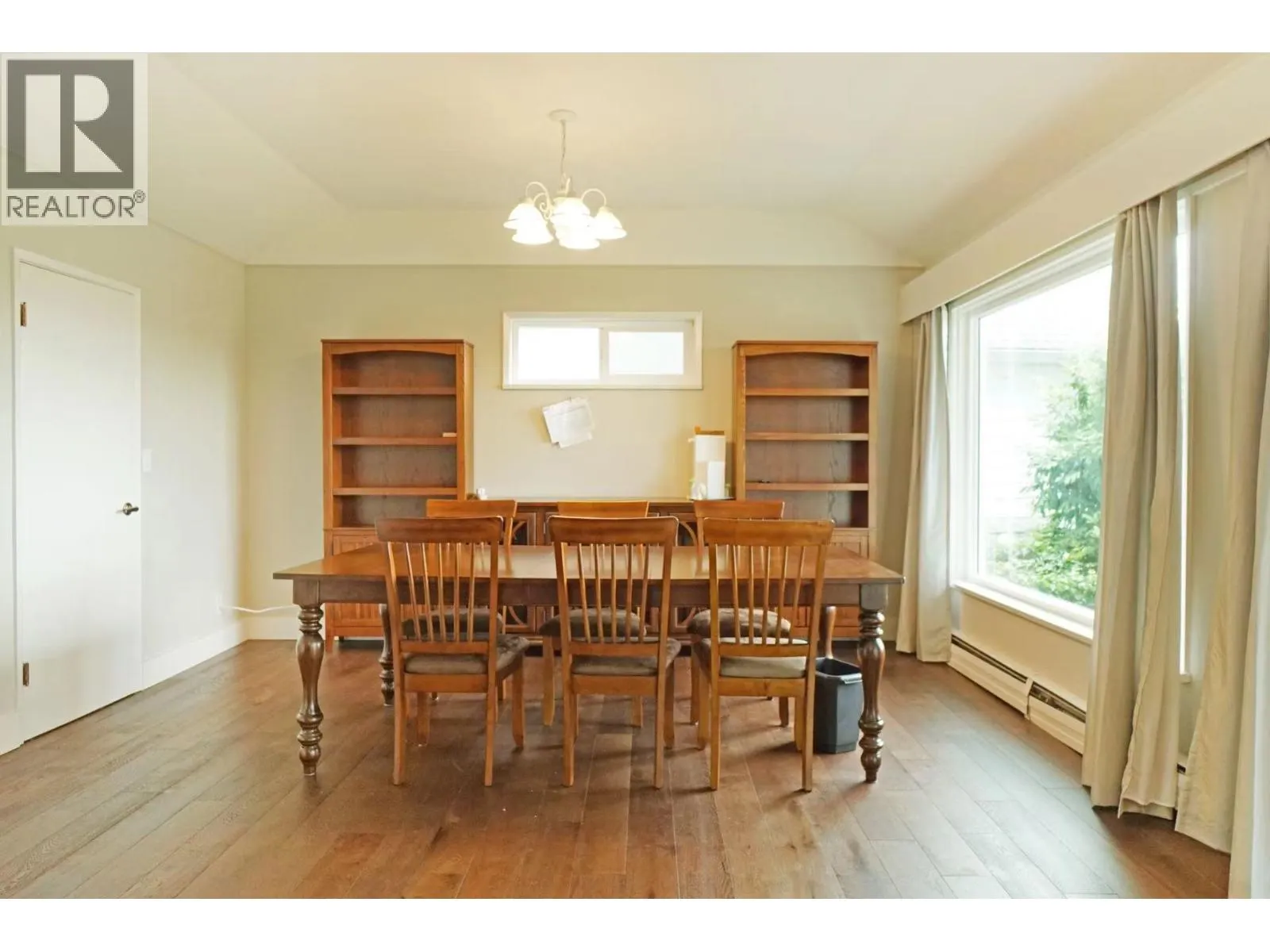 850 ESQUIMALT AVENUE