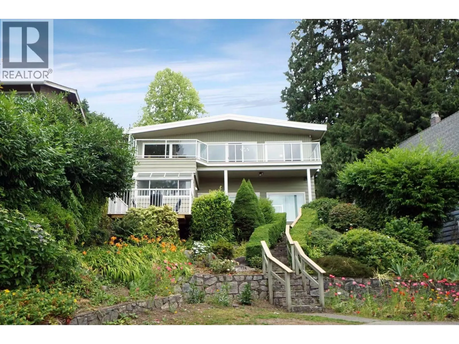850 ESQUIMALT AVENUE