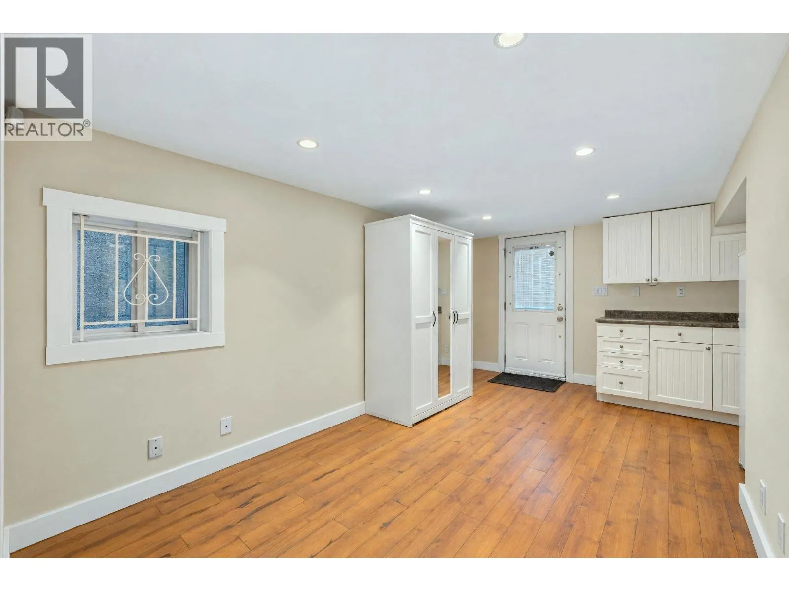 647 PRIOR STREET